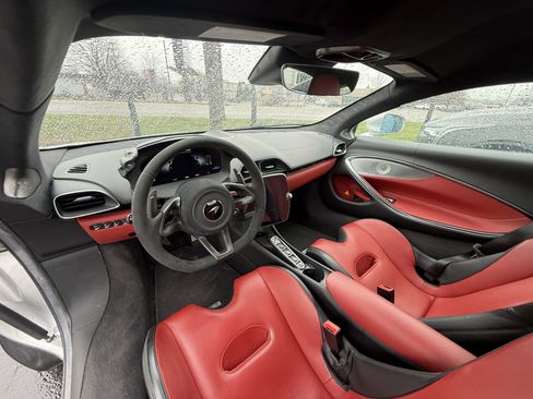 Used 2023 McLaren Artura image 7