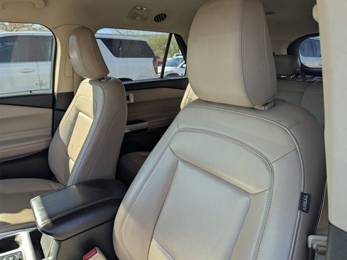 Used 2022 Ford Explorer XLT w/ Equipment Group 202A image 7