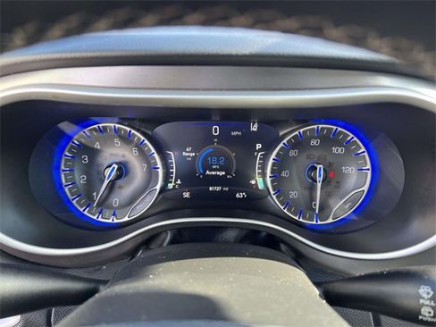 Used 2023 Chrysler Pacifica Touring-L image 15