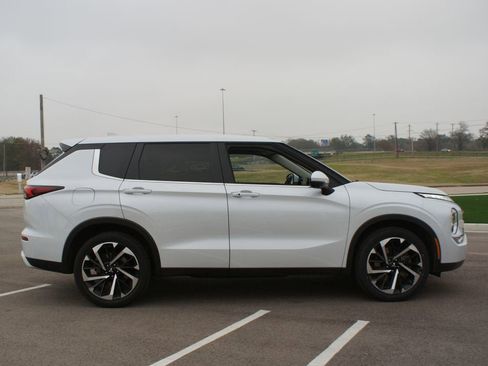 Used 2024 Mitsubishi Outlander SE image 22