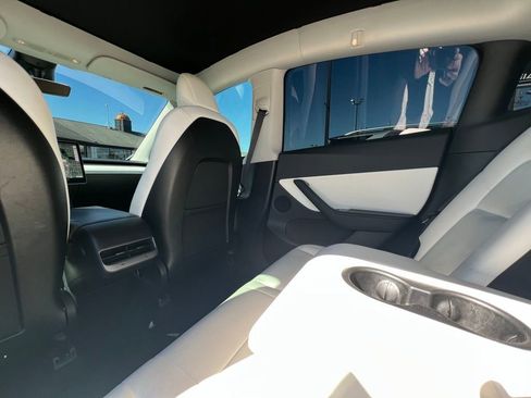 Used 2020 Tesla Model Y Long Range image 18