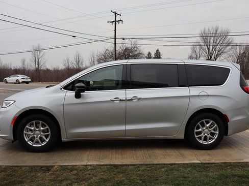 New 2026 Chrysler Pacifica Select image 28