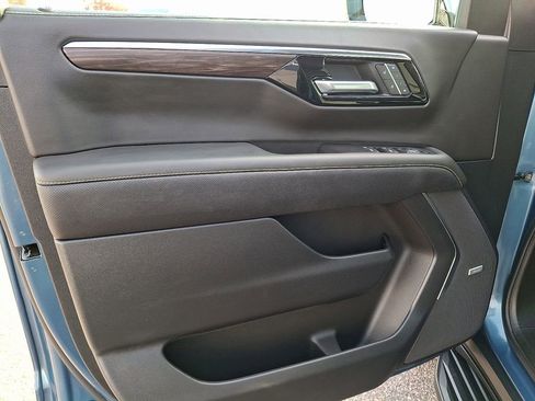 Used 2025 Chevrolet Suburban Premier image 15