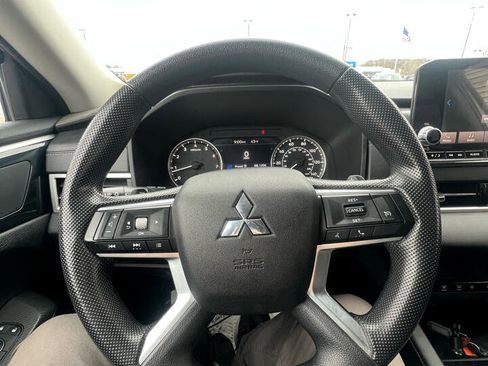 Used 2022 Mitsubishi Outlander ES image 17