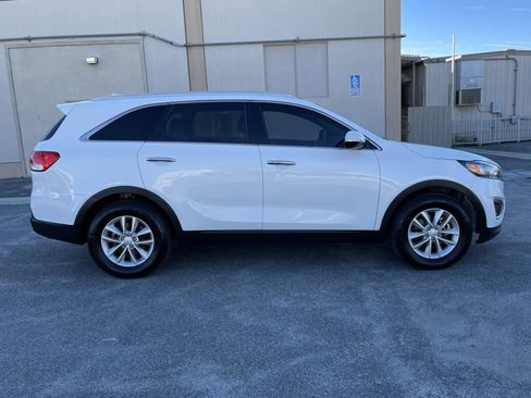 Used 2016 Kia Sorento LX w/ LX Convenience Package image 4