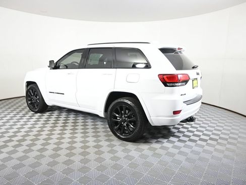 Used 2021 Jeep Grand Cherokee Laredo X AWD/4WD image 4