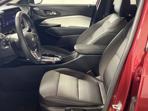 Used 2025 Chevrolet Trax LT w/ LT Convenience Package image 13