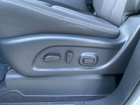 Used 2024 Nissan Titan SV w/ SV Convenience Package image 16