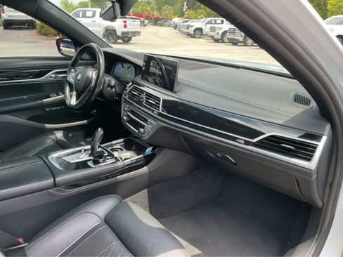 Used 2018 BMW 740i w/ M Sport Package RWD image 35