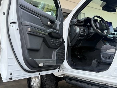 Used 2024 Toyota Tacoma TRD Off-Road w/ TRD Off Road Upgrade Package image 4