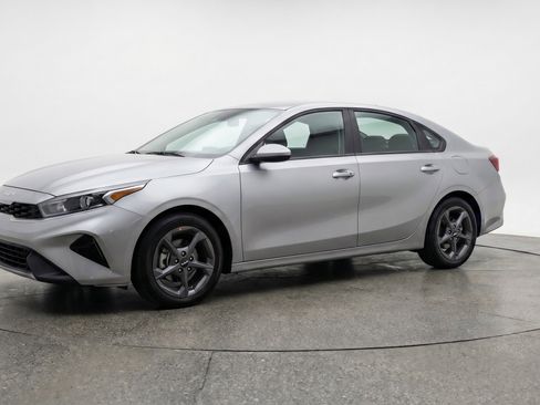 Used 2025 Kia K4 LXS image 3