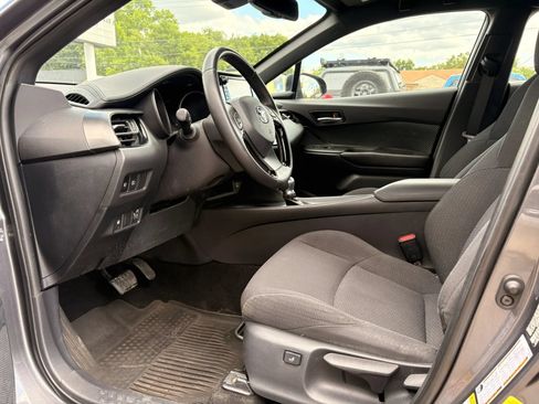 Used 2018 Toyota C-HR XLE FWD image 12