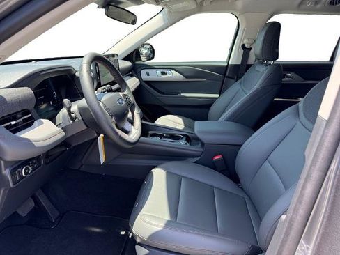 Certified 2025 Ford Explorer Active w/ Active Comfort Package RWD image 9