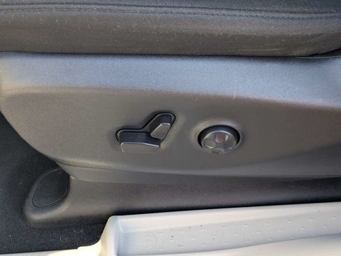 Used 2023 Chrysler Voyager LX FWD image 21