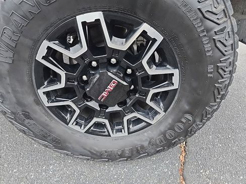 Used 2025 GMC Sierra 2500 AT4X image 42