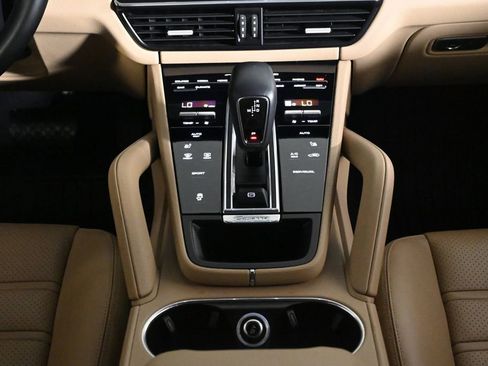 Certified 2023 Porsche Cayenne Platinum Edition AWD/4WD image 16