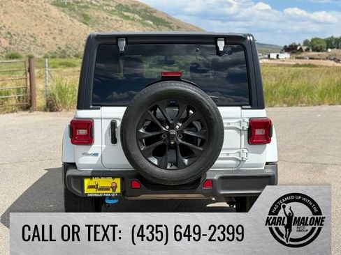 Used 2023 Jeep Wrangler Unlimited Sahara AWD/4WD image 5