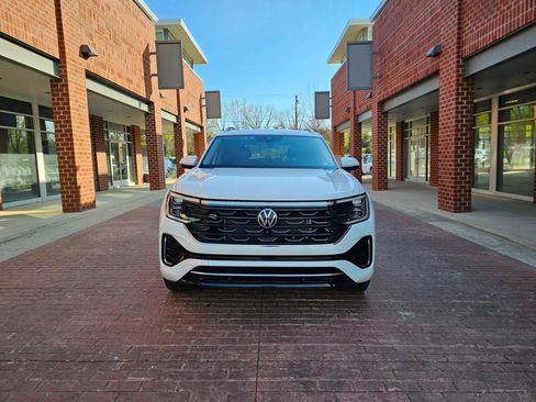 Used 2024 Volkswagen Atlas SEL Premium R-Line image 2