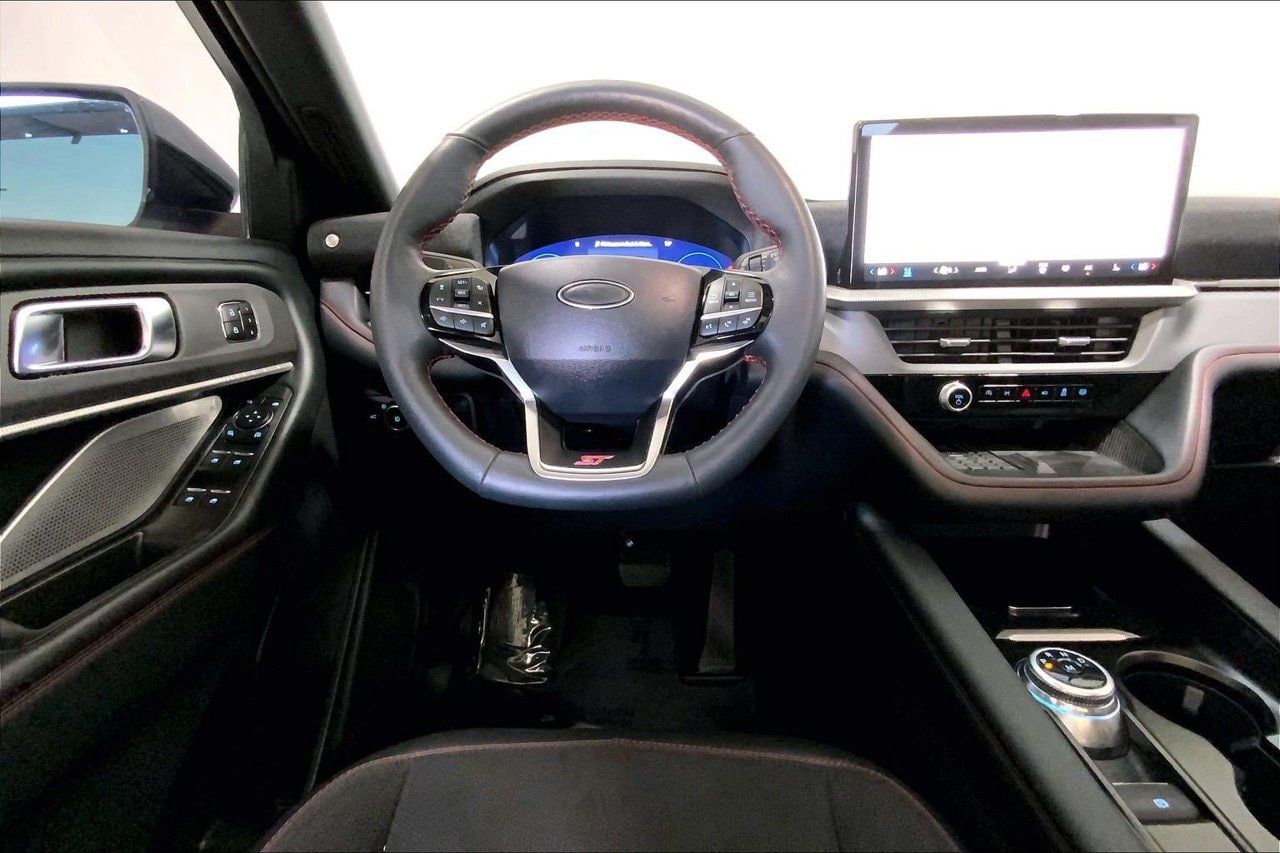 Used 2025 Ford Explorer ST AWD/4WD image 4