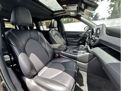 Used 2025 Toyota Highlander XSE AWD/4WD image 15