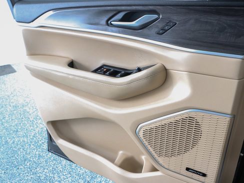 Used 2023 Jeep Grand Cherokee L Limited w/ Luxury Tech Group II image 23