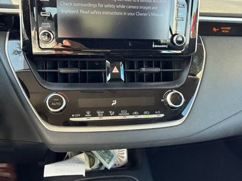 Used 2021 Toyota Corolla LE FWD image 9