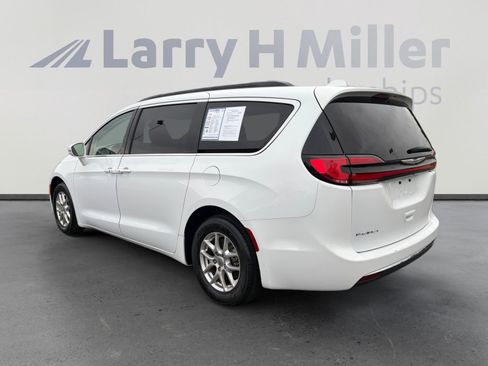 Used 2022 Chrysler Pacifica Touring-L FWD image 3