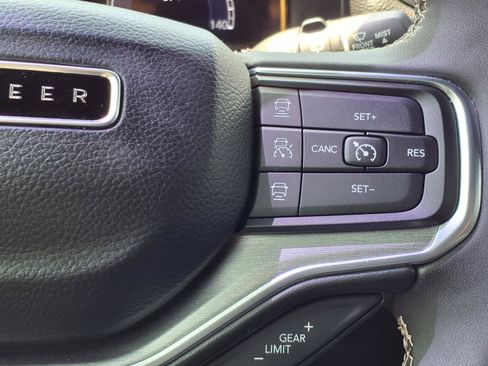 Used 2024 Jeep Wagoneer Series II AWD/4WD image 19
