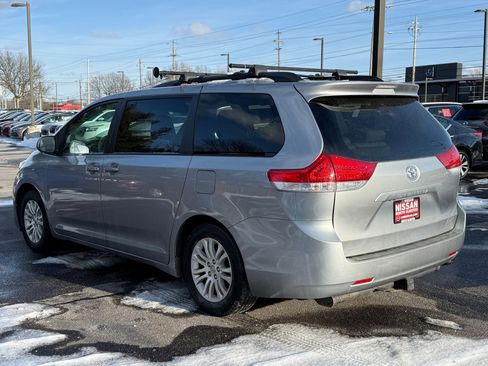 Used 2013 Toyota Sienna XLE image 6