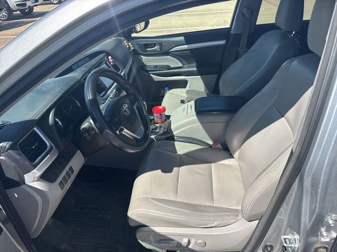 Used 2016 Toyota Highlander XLE image 14
