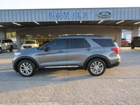 Used 2021 Ford Explorer XLT w/ Equipment Group 202A image 2
