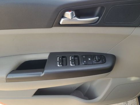 Used 2022 Kia Sportage LX image 12