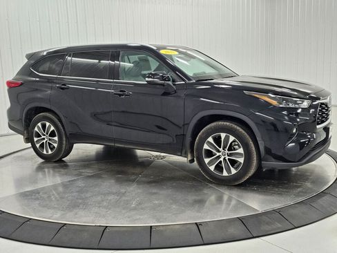 Used 2022 Toyota Highlander XLE AWD/4WD image 7
