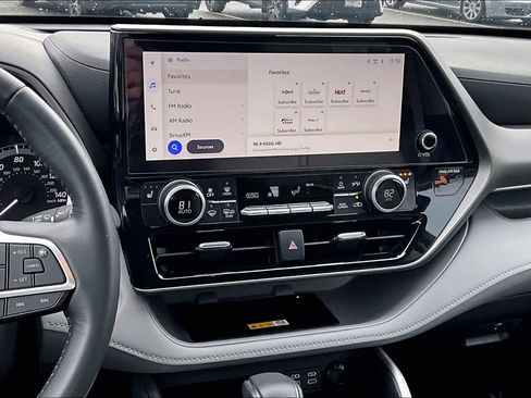Used 2024 Toyota Highlander XLE image 6