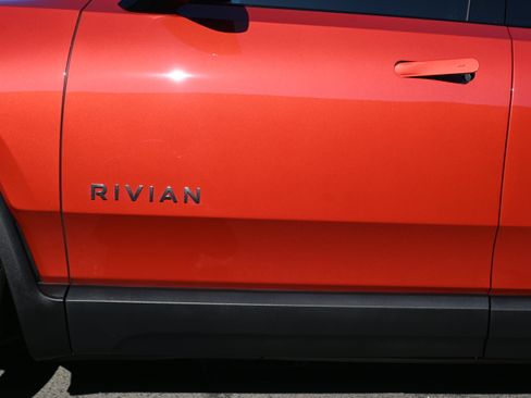 Used 2025 Rivian R1T Adventure image 9