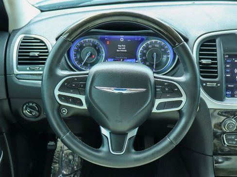 Used 2019 Chrysler 300 Limited image 15