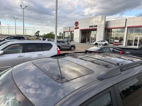 Used 2012 Toyota Highlander SE w/ Tow Pkg image 3