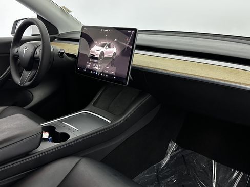Used 2022 Tesla Model Y Long Range image 30