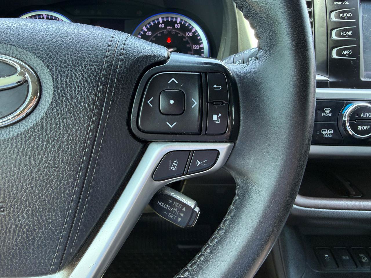 Used 2019 Toyota Highlander XLE AWD/4WD image 29