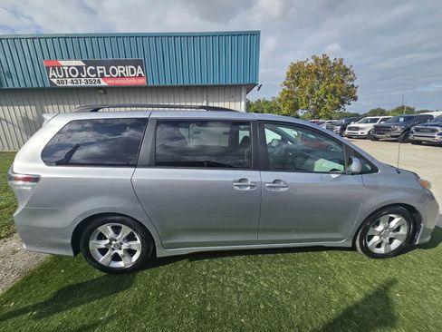 Used 2011 Toyota Sienna SE image 8