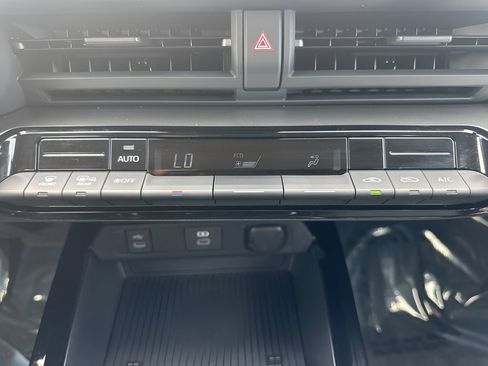 Used 2025 Toyota Prius LE image 19