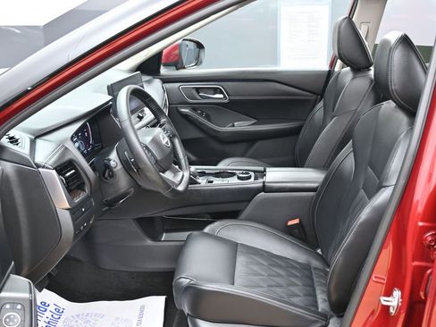 Used 2025 Nissan Rogue Platinum image 18