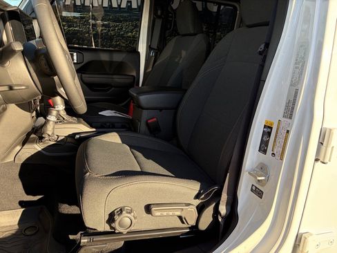 Used 2025 Jeep Gladiator Sport image 8