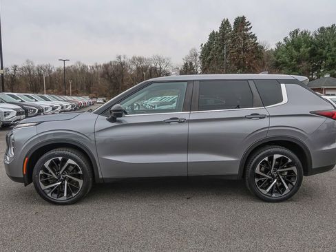 Used 2022 Mitsubishi Outlander SE image 3