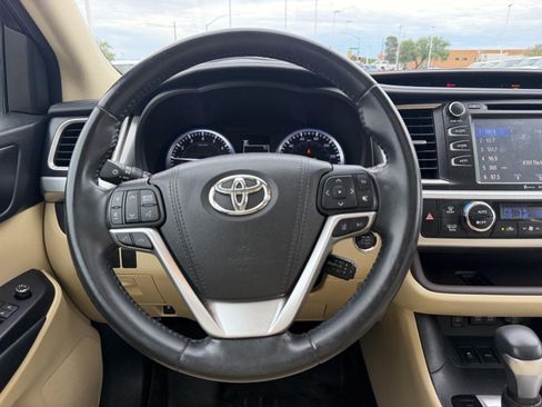 Used 2017 Toyota Highlander XLE FWD image 25