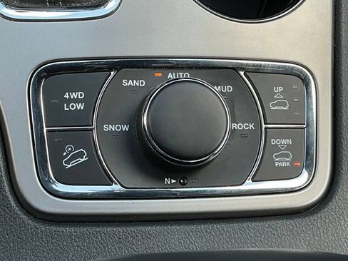 Used 2020 Jeep Grand Cherokee Overland AWD/4WD image 30