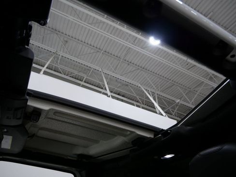 Used 2018 Jeep Wrangler Unlimited Sahara image 4