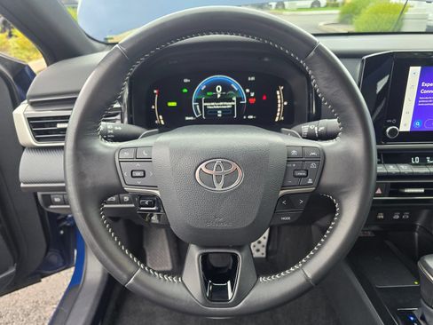 Used 2025 Toyota Camry SE FWD image 13