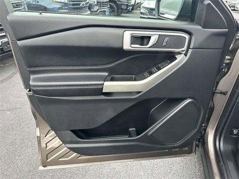 Used 2021 Ford Explorer XLT image 12