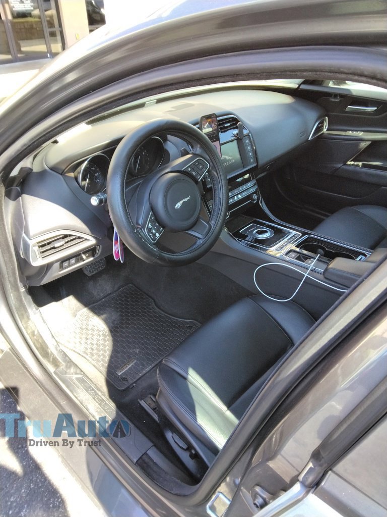 Used 2018 Jaguar XE Premium AWD/4WD image 3